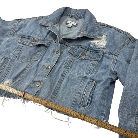 Forever 21 Distressed Cropped Denim Jacket Medium Light Wash Frayed Hem Womens - Picture 8 of 10